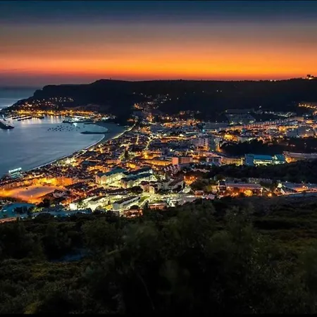 Axenic Retreat - Panoramic Ocean View, Sleeps 4, Ensuite Bathroom, New Redesign Apartament Sesimbra