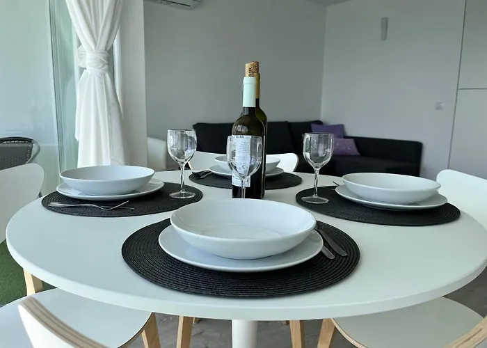 Axenic Retreat - Panoramic Ocean View, Sleeps 4, Ensuite Bathroom, New Redesign *