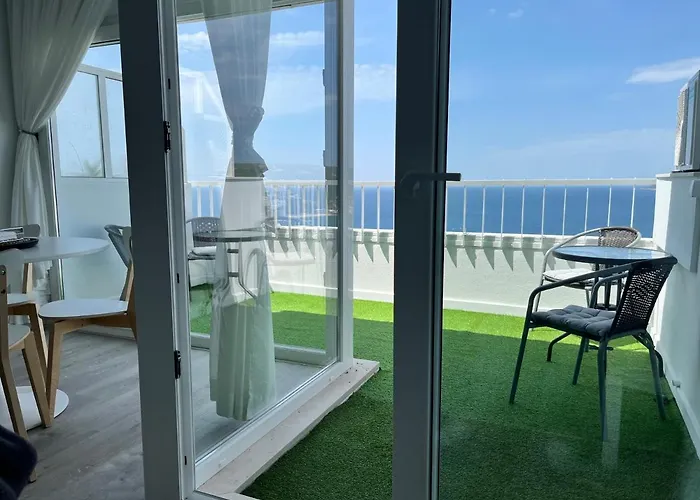 Axenic Retreat - Panoramic Ocean View, Sleeps 4, Ensuite Bathroom, New Redesign *