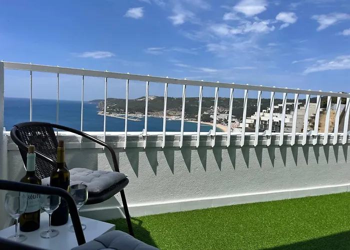 Axenic Retreat - Panoramic Ocean View, Sleeps 4, Ensuite Bathroom, New Redesign