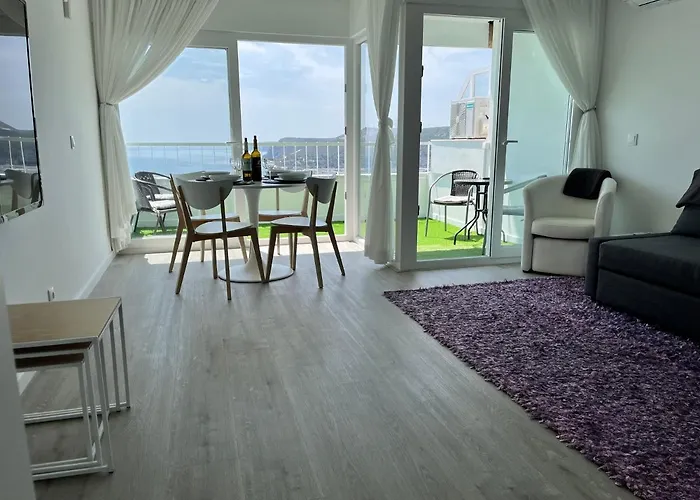 Διαμέρισμα Axenic Retreat - Panoramic Ocean View, Sleeps 4, Ensuite Bathroom, New Redesign *