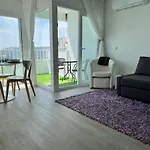 Axenic Retreat - Panoramic Ocean View, Sleeps 4, Ensuite Bathroom, New Redesign Apartment *