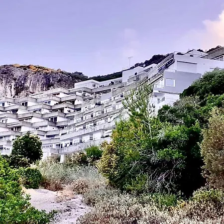 Апартаменты Axenic Retreat - Panoramic Ocean View, Sleeps 4, Ensuite Bathroom, New Redesign